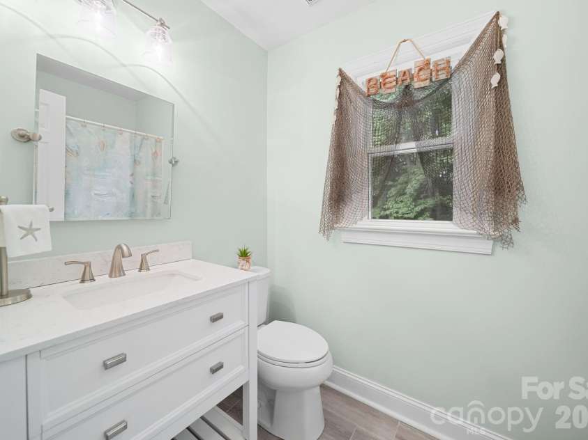 2527 Heathershire Lane, Matthews, NC 28105.  MLS# CAR4410552, YatesRealty ID 45077. 2nd Level Full Guest Bathroom