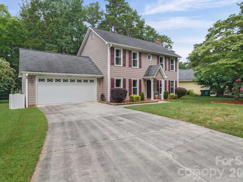 2527 Heathershire Lane, Matthews, NC 28105.  MLS# CAR4410552, YatesRealty ID 45077. 