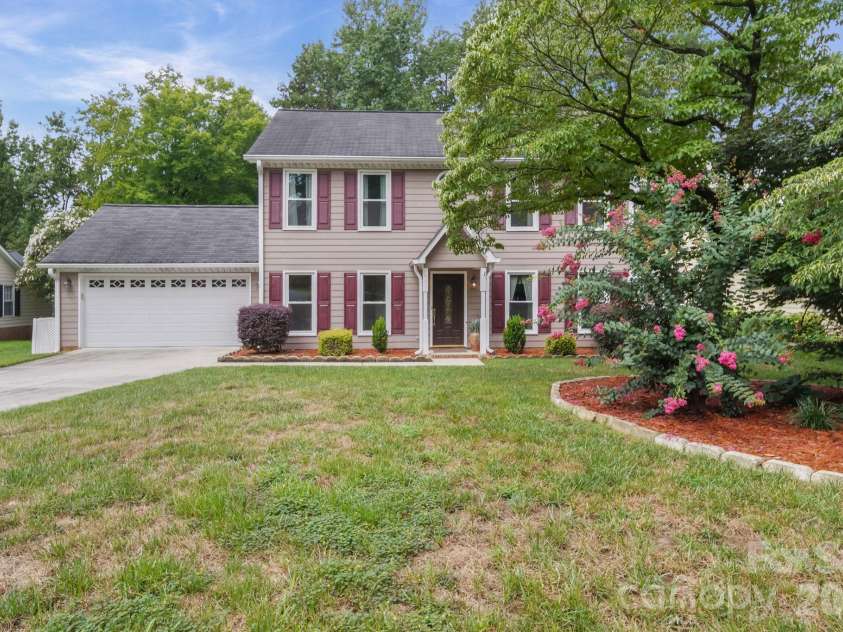 2527 Heathershire Lane, Matthews, NC 28105.  MLS# CAR4410552, YatesRealty ID 45077. 