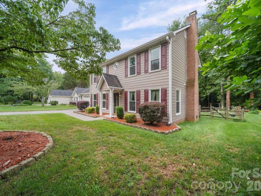 2527 Heathershire Lane, Matthews, NC 28105.  MLS# CAR4410552, YatesRealty ID 45077. 
