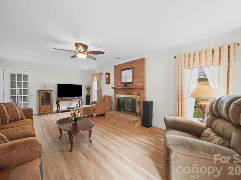 2527 Heathershire Lane, Matthews, NC 28105.  MLS# CAR4410552, YatesRealty ID 45077. 