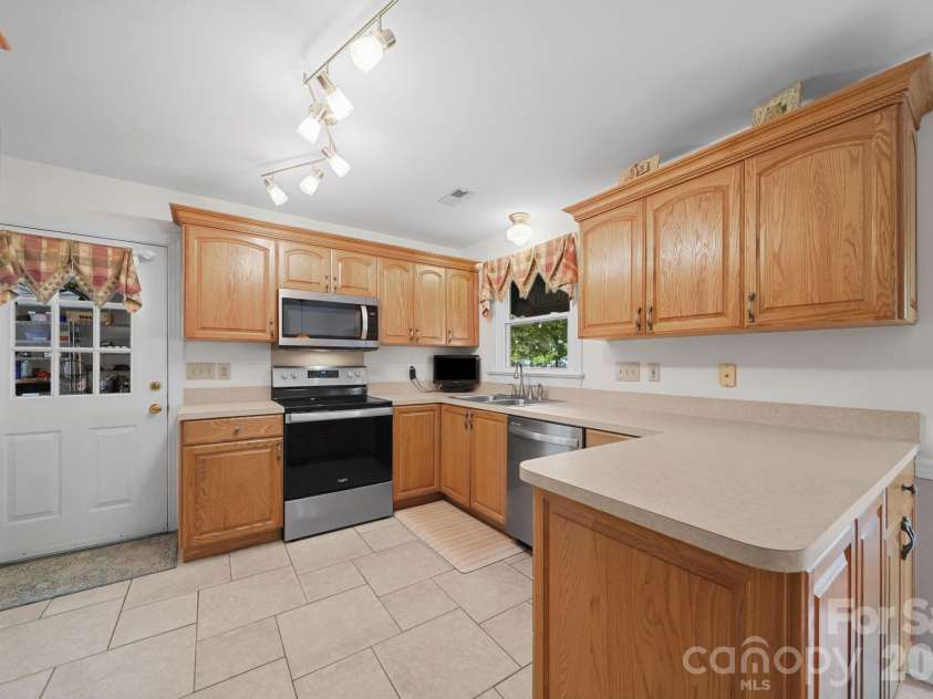 2527 Heathershire Lane, Matthews, NC 28105.  MLS# CAR4410552, YatesRealty ID 45077. 