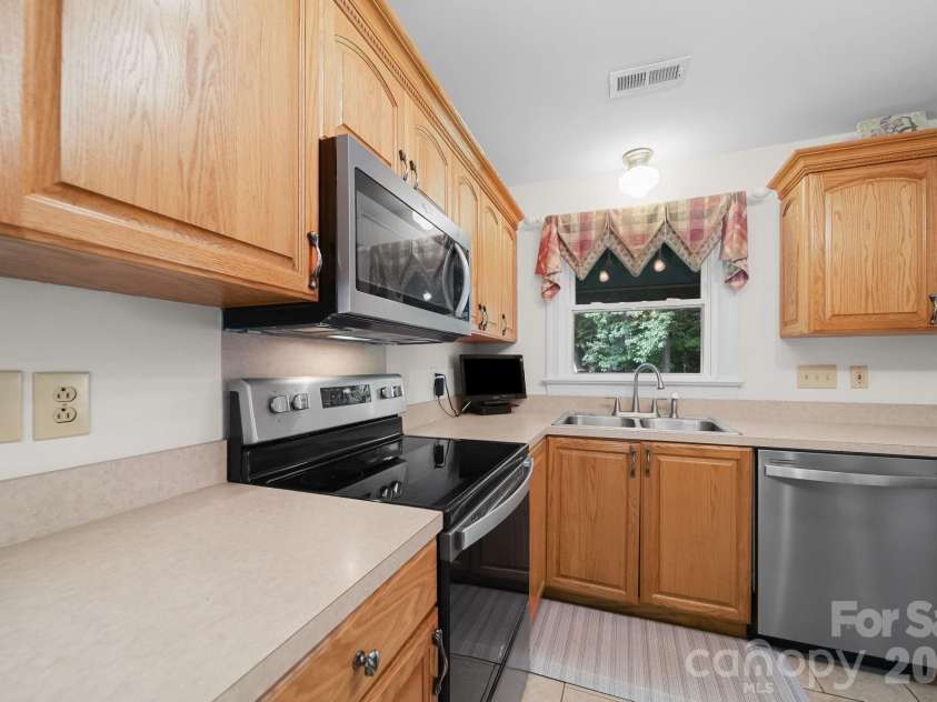 2527 Heathershire Lane, Matthews, NC 28105.  MLS# CAR4410552, YatesRealty ID 45077. 