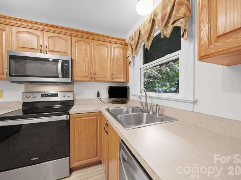 2527 Heathershire Lane, Matthews, NC 28105.  MLS# CAR4410552, YatesRealty ID 45077. 