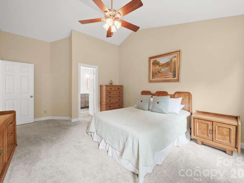 2527 Heathershire Lane, Matthews, NC 28105.  MLS# CAR4410552, YatesRealty ID 45077. 