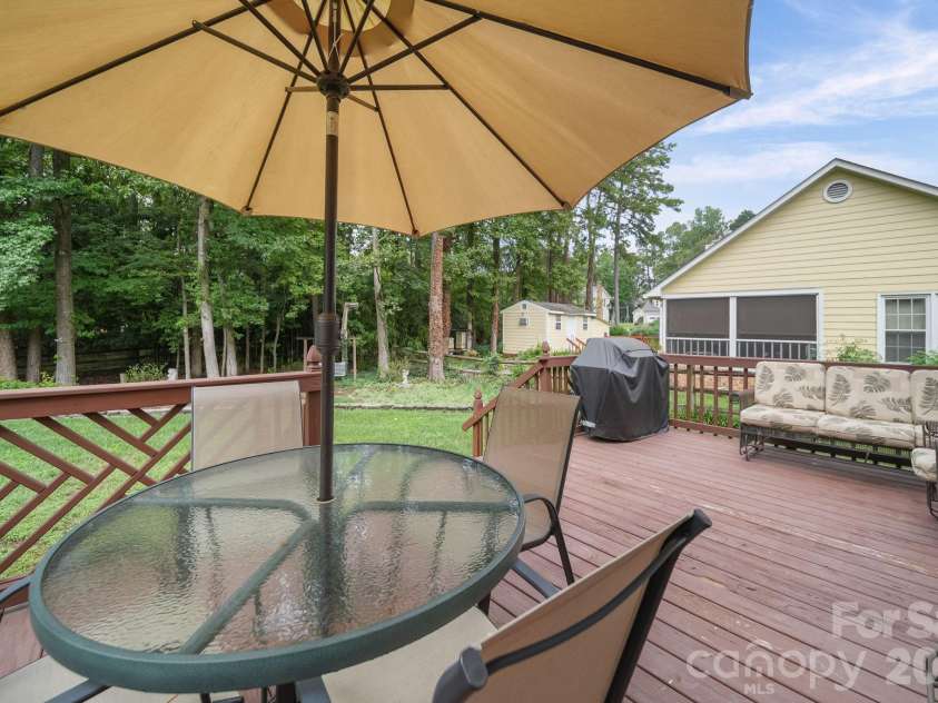 2527 Heathershire Lane, Matthews, NC 28105.  MLS# CAR4410552, YatesRealty ID 45077. 