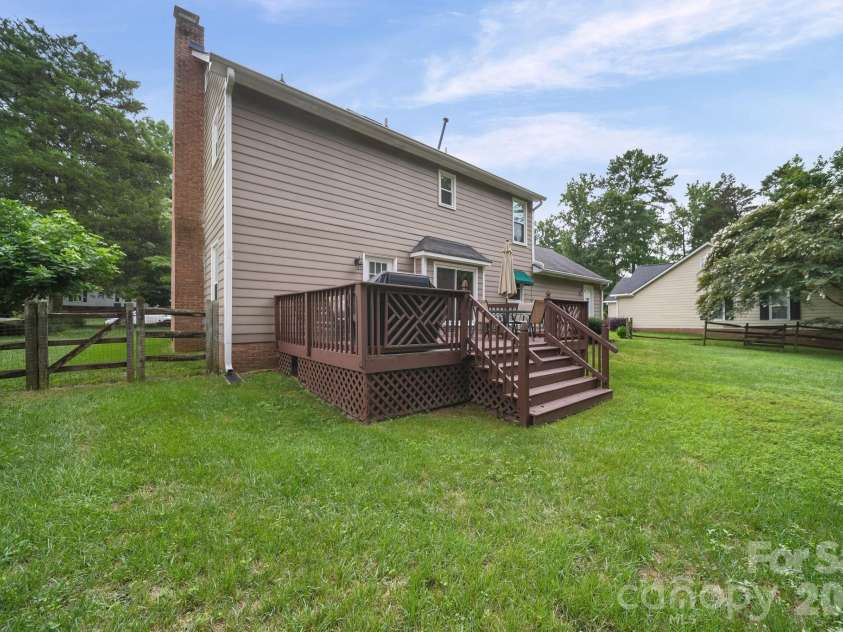 2527 Heathershire Lane, Matthews, NC 28105.  MLS# CAR4410552, YatesRealty ID 45077. 