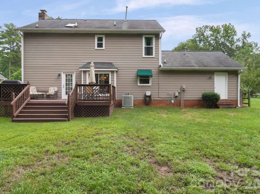 2527 Heathershire Lane, Matthews, NC 28105.  MLS# CAR4410552, YatesRealty ID 45077. 