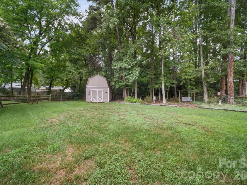 2527 Heathershire Lane, Matthews, NC 28105.  MLS# CAR4410552, YatesRealty ID 45077. 