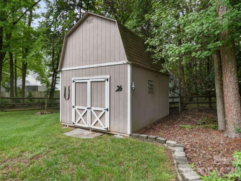 2527 Heathershire Lane, Matthews, NC 28105.  MLS# CAR4410552, YatesRealty ID 45077. 