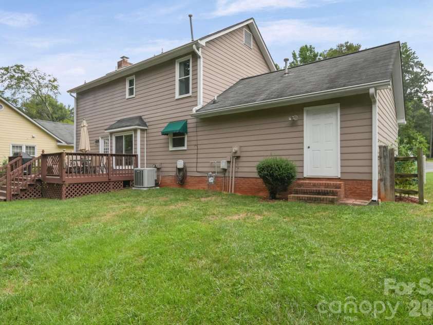 2527 Heathershire Lane, Matthews, NC 28105.  MLS# CAR4410552, YatesRealty ID 45077. 