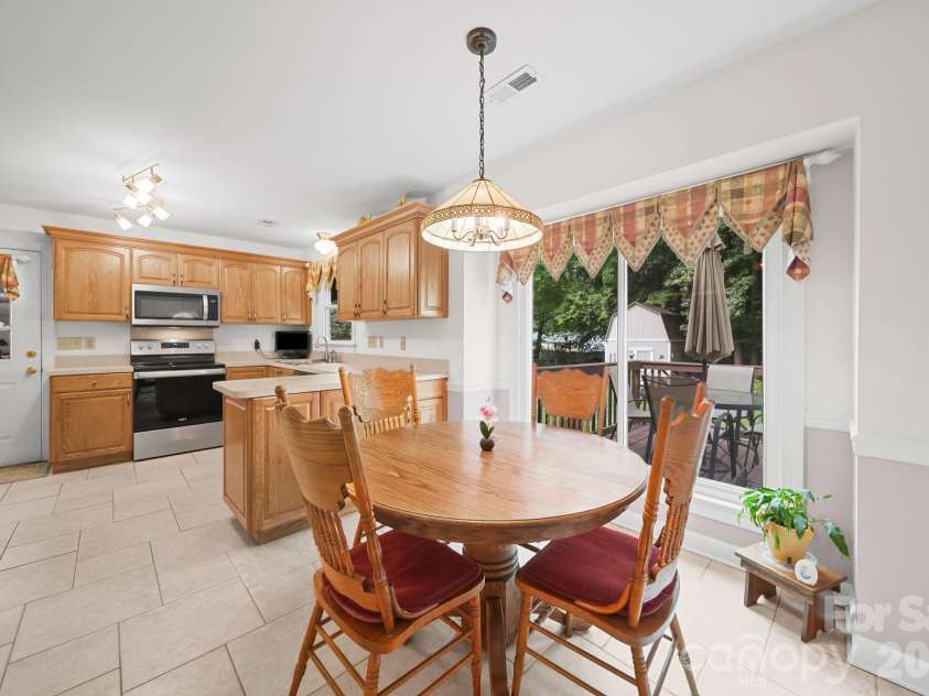 2527 Heathershire Lane, Matthews, NC 28105.  MLS# CAR4410552, YatesRealty ID 45077. Breakfast Area