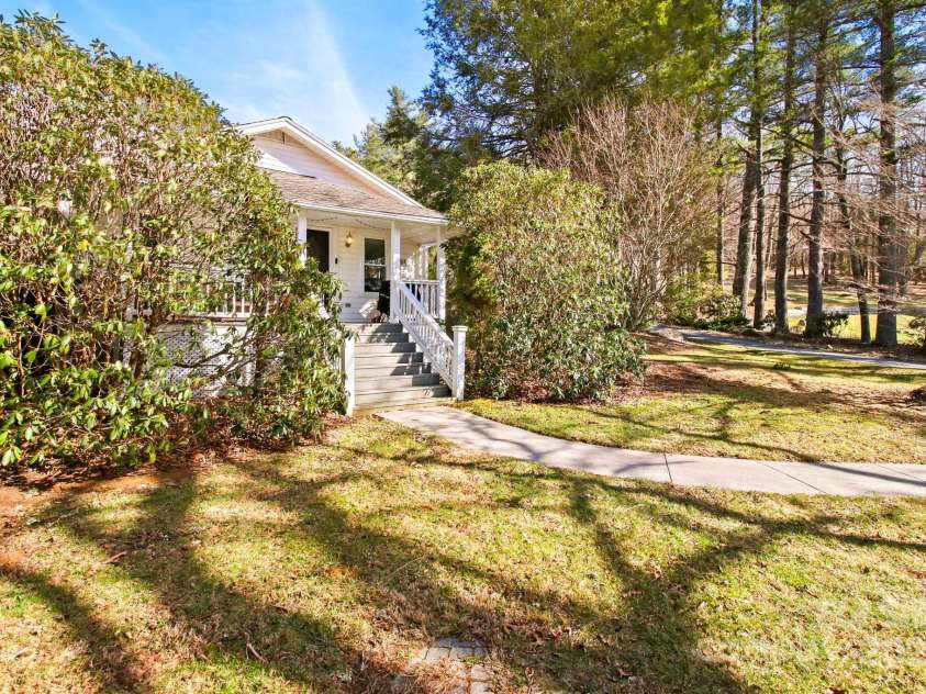 33 Royal Pines Drive, Newland, NC 28657.  MLS# CAR4238183, YatesRealty ID 4508. 