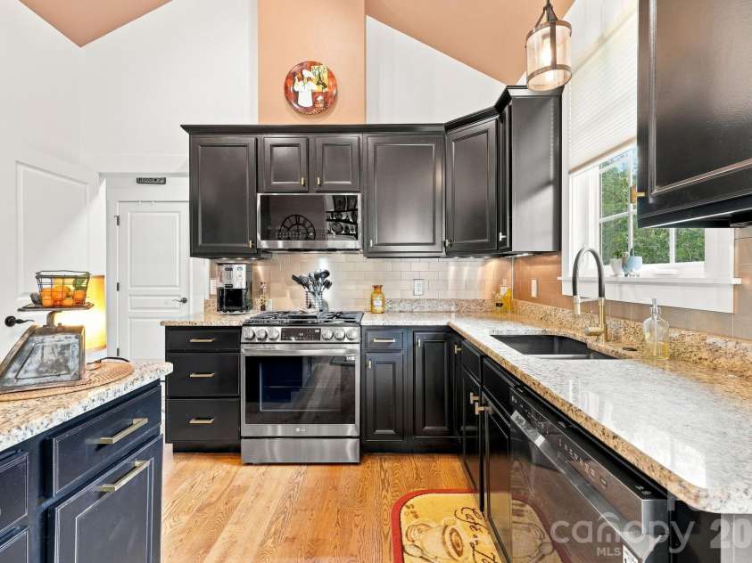 45 Creekside View Drive, Asheville, NC 28804.  MLS# CAR4411206, YatesRealty ID 45086. All stainless appliances.