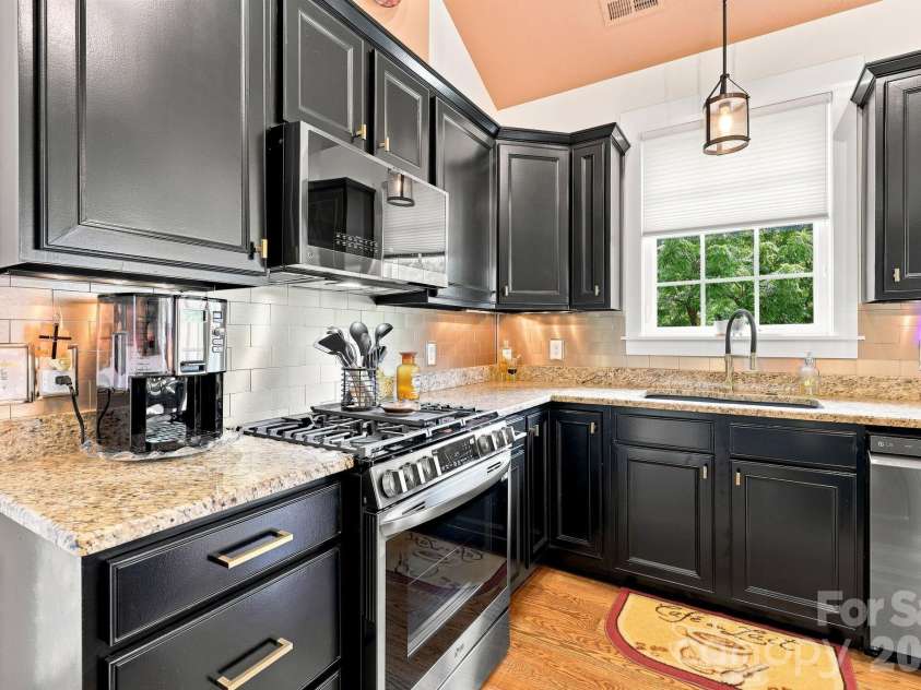 45 Creekside View Drive, Asheville, NC 28804.  MLS# CAR4411206, YatesRealty ID 45086. Lovely granite countertops.