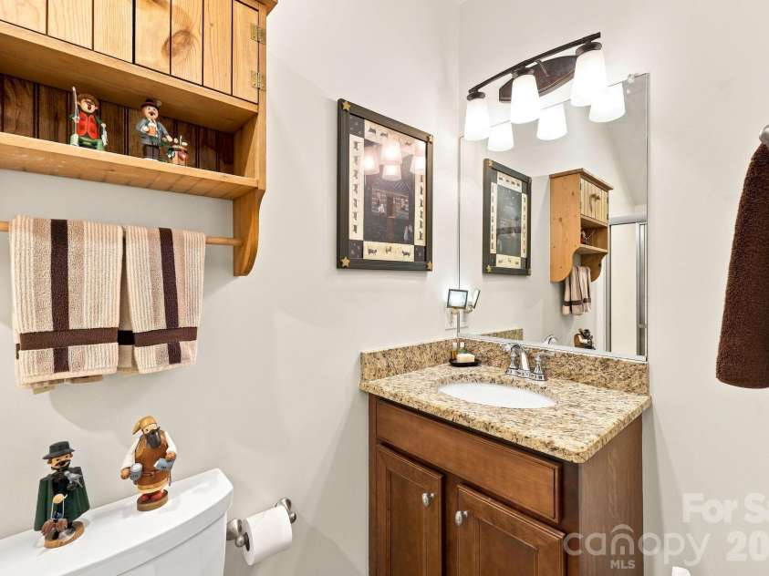 45 Creekside View Drive, Asheville, NC 28804.  MLS# CAR4411206, YatesRealty ID 45086. This is the upstairs bath.