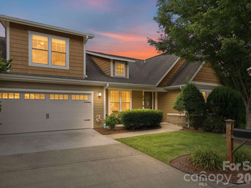 45 Creekside View Drive, Asheville, NC 28804.  MLS# CAR4411206, YatesRealty ID 45086. Welcome!  End unit, perfectly maintained.