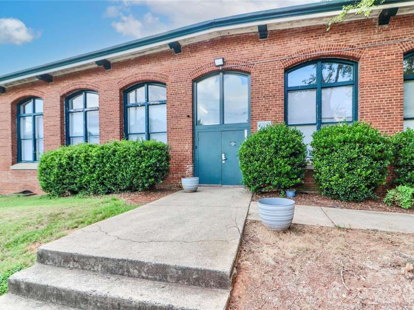 201 Hoskins Road, Charlotte, NC 28208.  MLS# CAR4341701, YatesRealty ID 4509. The keyless entry system on the front of the building is a major convenience for owners.