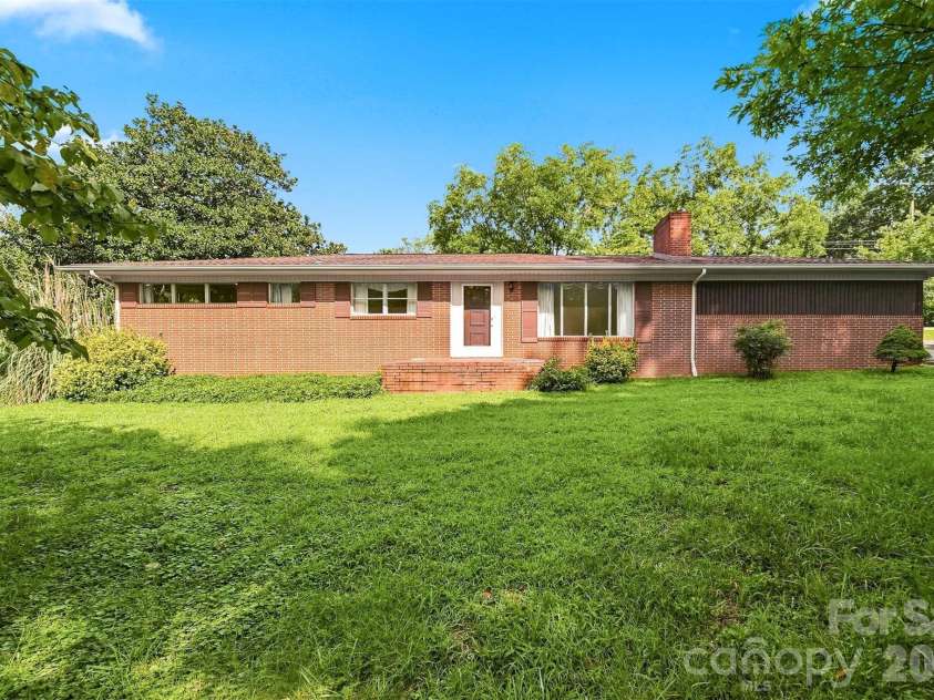 434 Mountain View Drive, Morganton, NC 28655.  MLS# CAR4415264, YatesRealty ID 45091. 