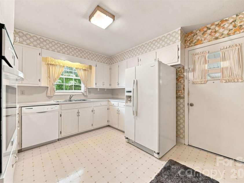 434 Mountain View Drive, Morganton, NC 28655.  MLS# CAR4415264, YatesRealty ID 45091. 