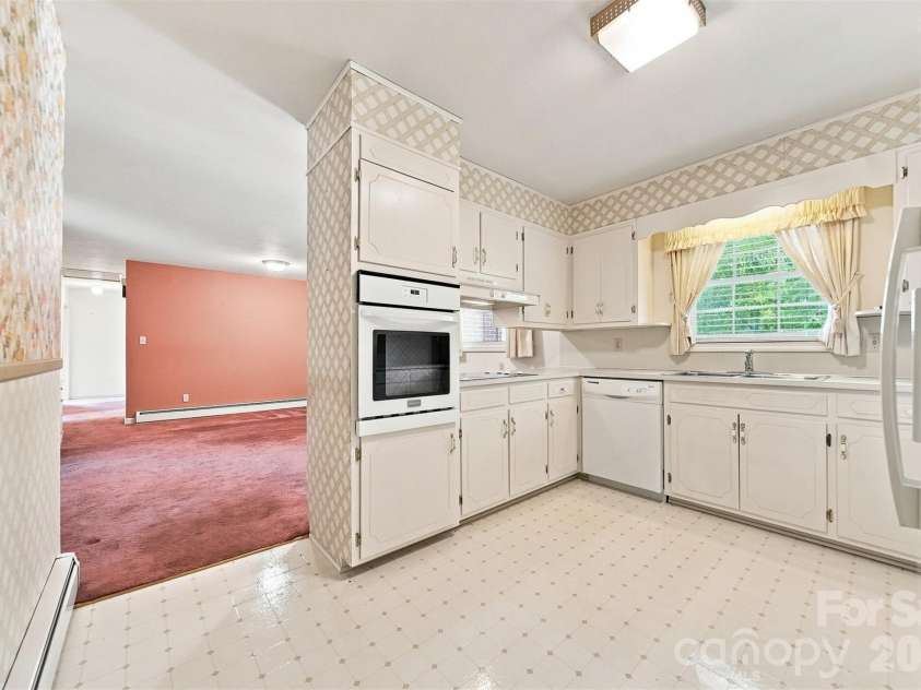 434 Mountain View Drive, Morganton, NC 28655.  MLS# CAR4415264, YatesRealty ID 45091. 