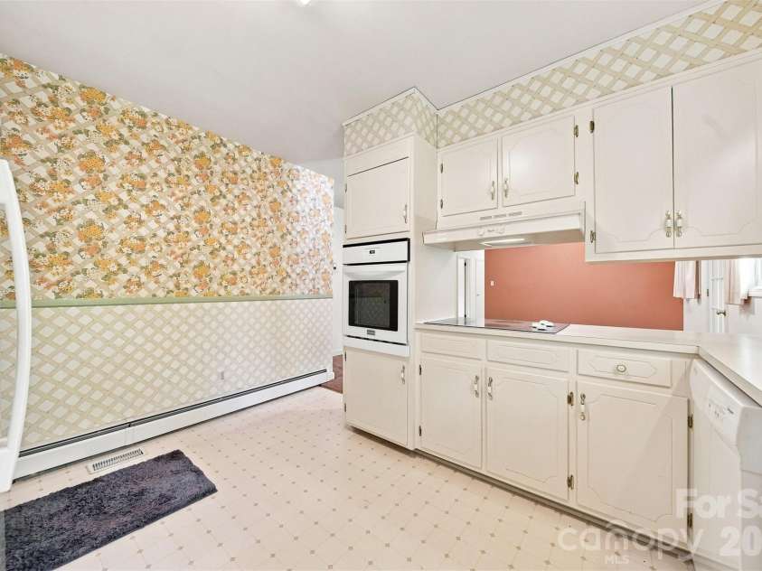 434 Mountain View Drive, Morganton, NC 28655.  MLS# CAR4415264, YatesRealty ID 45091. 
