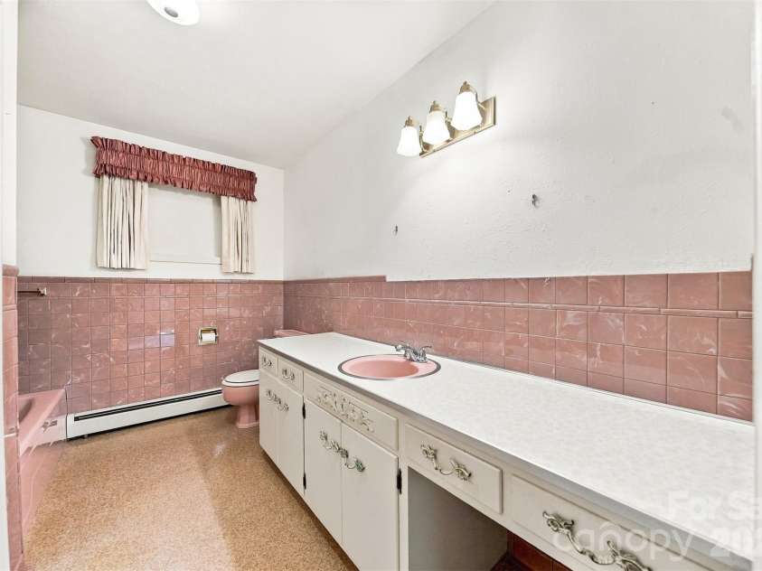 434 Mountain View Drive, Morganton, NC 28655.  MLS# CAR4415264, YatesRealty ID 45091. 