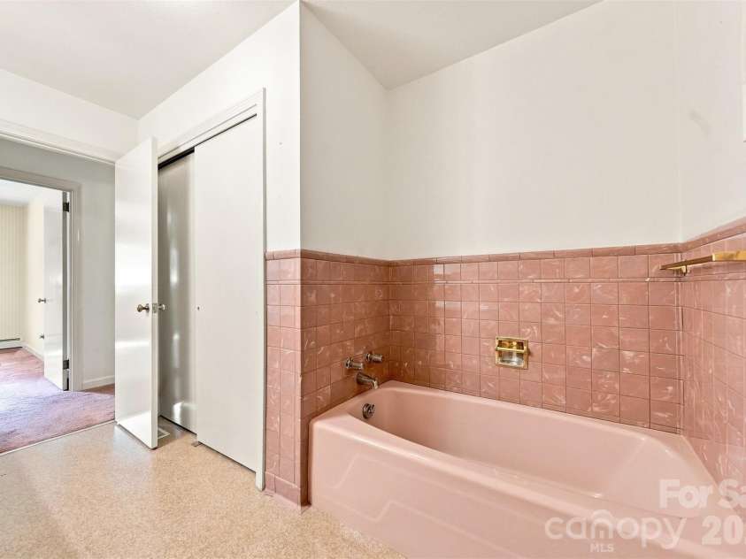 434 Mountain View Drive, Morganton, NC 28655.  MLS# CAR4415264, YatesRealty ID 45091. 