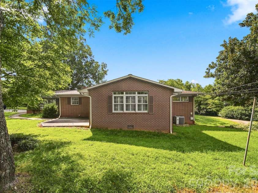 434 Mountain View Drive, Morganton, NC 28655.  MLS# CAR4415264, YatesRealty ID 45091. 