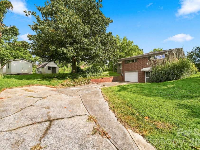 434 Mountain View Drive, Morganton, NC 28655.  MLS# CAR4415264, YatesRealty ID 45091. 