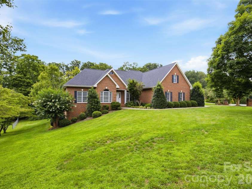 405 Woodridge Drive, Lenoir, NC 28645.  MLS# CAR4397701, YatesRealty ID 45092. 