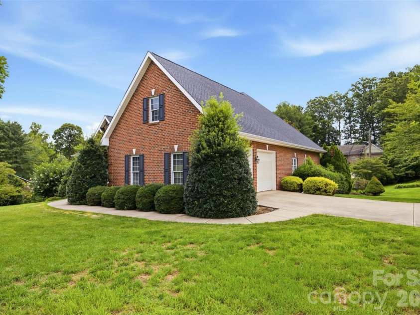 405 Woodridge Drive, Lenoir, NC 28645.  MLS# CAR4397701, YatesRealty ID 45092. 