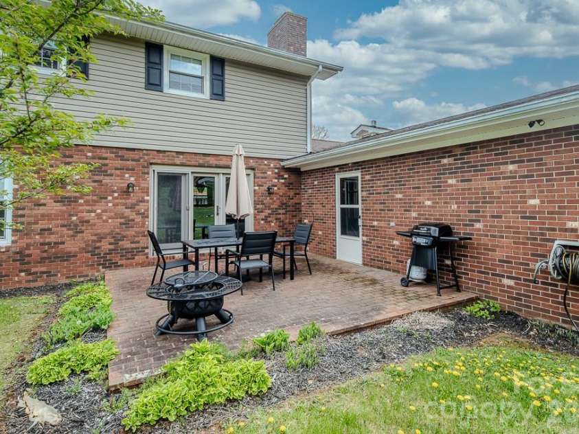 501 Jefferson Avenue, West Jefferson, NC 28694.  MLS# CAR4415743, YatesRealty ID 45093. 