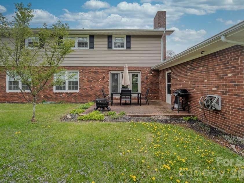 501 Jefferson Avenue, West Jefferson, NC 28694.  MLS# CAR4415743, YatesRealty ID 45093. 