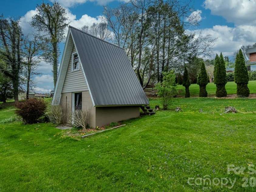 501 Jefferson Avenue, West Jefferson, NC 28694.  MLS# CAR4415743, YatesRealty ID 45093. 