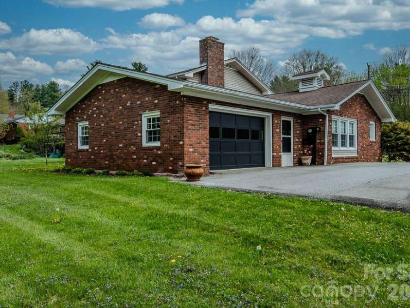 501 Jefferson Avenue, West Jefferson, NC 28694.  MLS# CAR4415743, YatesRealty ID 45093. 