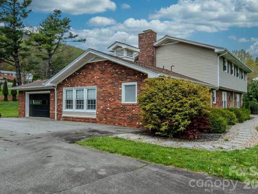 501 Jefferson Avenue, West Jefferson, NC 28694.  MLS# CAR4415743, YatesRealty ID 45093. 