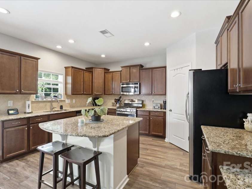 3829 Franklin Meadows Drive, Matthews, NC 28105.  MLS# CAR4412409, YatesRealty ID 45095. Kitchen