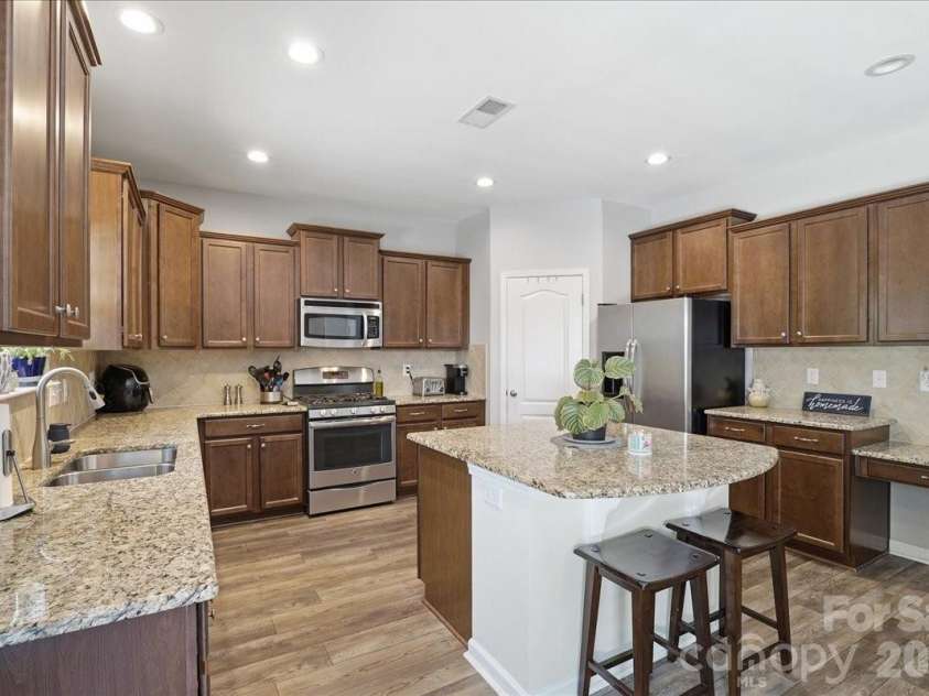 3829 Franklin Meadows Drive, Matthews, NC 28105.  MLS# CAR4412409, YatesRealty ID 45095. Kitchen