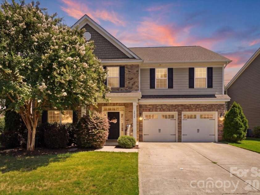 3829 Franklin Meadows Drive, Matthews, NC 28105.  MLS# CAR4412409, YatesRealty ID 45095. Twilight Front