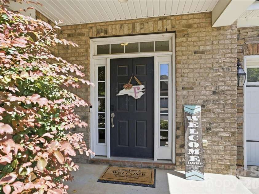 3829 Franklin Meadows Drive, Matthews, NC 28105.  MLS# CAR4412409, YatesRealty ID 45095. Welcome!