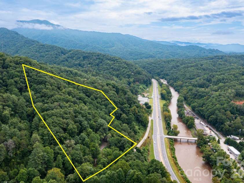 210 Sunset Farm Road, Whittier, NC 28789.  MLS# CAR4412792, YatesRealty ID 45097. 
