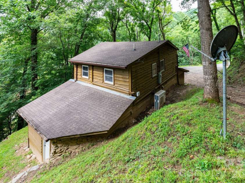 210 Sunset Farm Road, Whittier, NC 28789.  MLS# CAR4412792, YatesRealty ID 45097. 