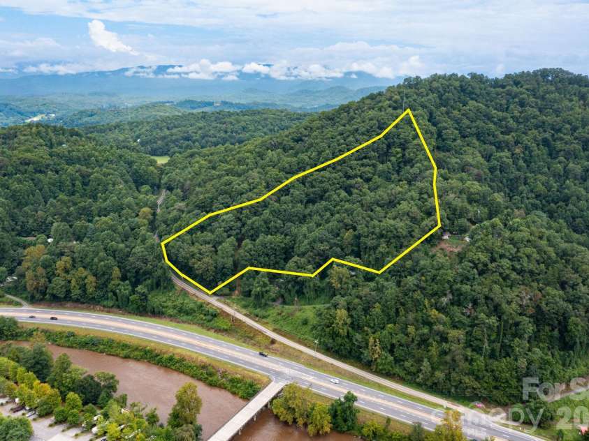 210 Sunset Farm Road, Whittier, NC 28789.  MLS# CAR4412792, YatesRealty ID 45097. 