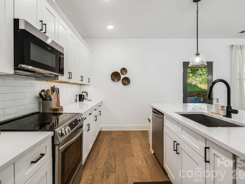 108 Glendale Avenue, Asheville, NC 28803.  MLS# CAR4403353, YatesRealty ID 45099. 