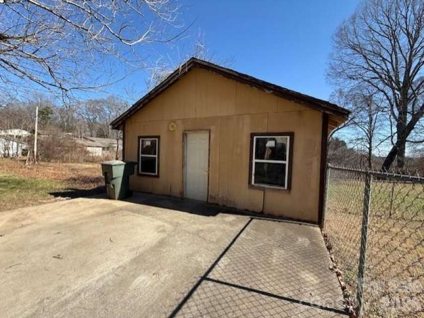 2041 Clyde Street, Dallas, NC 28034.  MLS# CAR4346184, YatesRealty ID 4510. 