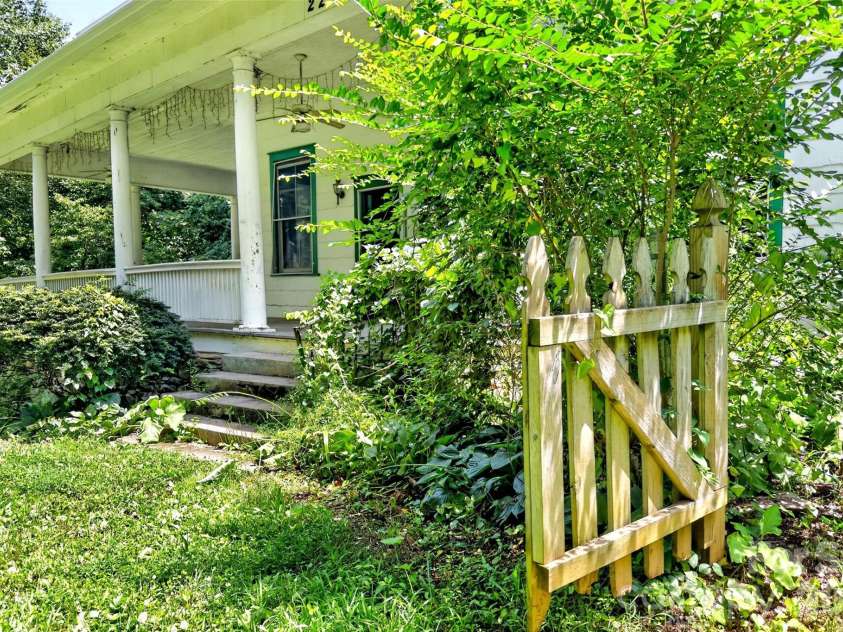 22 Woodbend Lane, Black Mountain, NC 28711.  MLS# CAR4415693, YatesRealty ID 45101. 