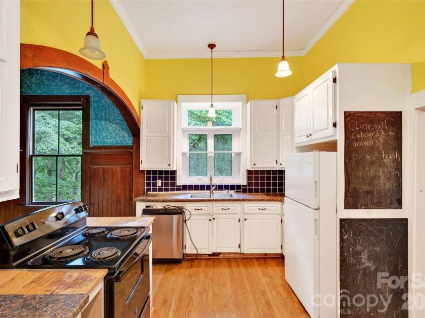 22 Woodbend Lane, Black Mountain, NC 28711.  MLS# CAR4415693, YatesRealty ID 45101. 