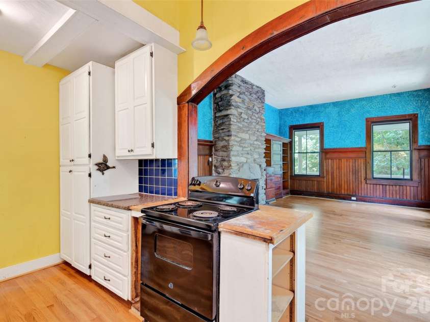 22 Woodbend Lane, Black Mountain, NC 28711.  MLS# CAR4415693, YatesRealty ID 45101. 