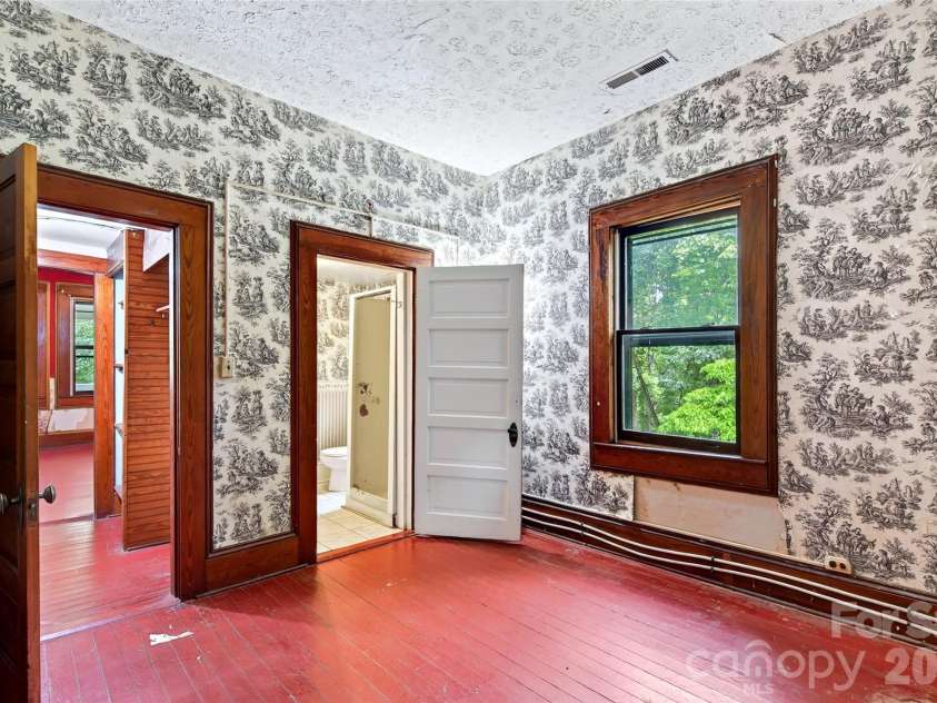 22 Woodbend Lane, Black Mountain, NC 28711.  MLS# CAR4415693, YatesRealty ID 45101. 